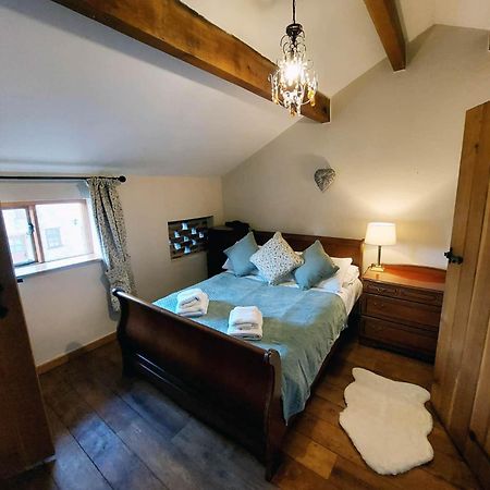 Villa The Old Mill Barn With Hot Tub And Private Use Of Heated Pool Wirral Esterno foto