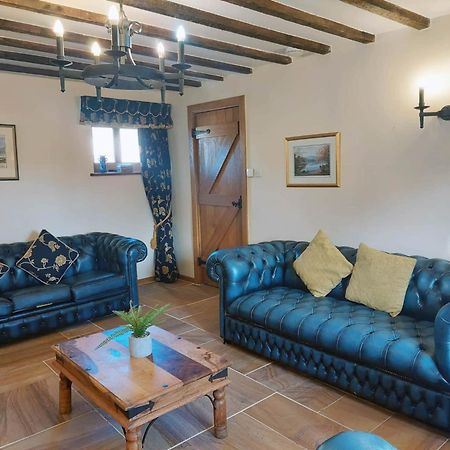 Villa The Old Mill Barn With Hot Tub And Private Use Of Heated Pool Wirral Esterno foto