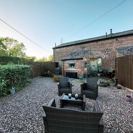 Villa The Old Mill Barn With Hot Tub And Private Use Of Heated Pool Wirral Esterno foto