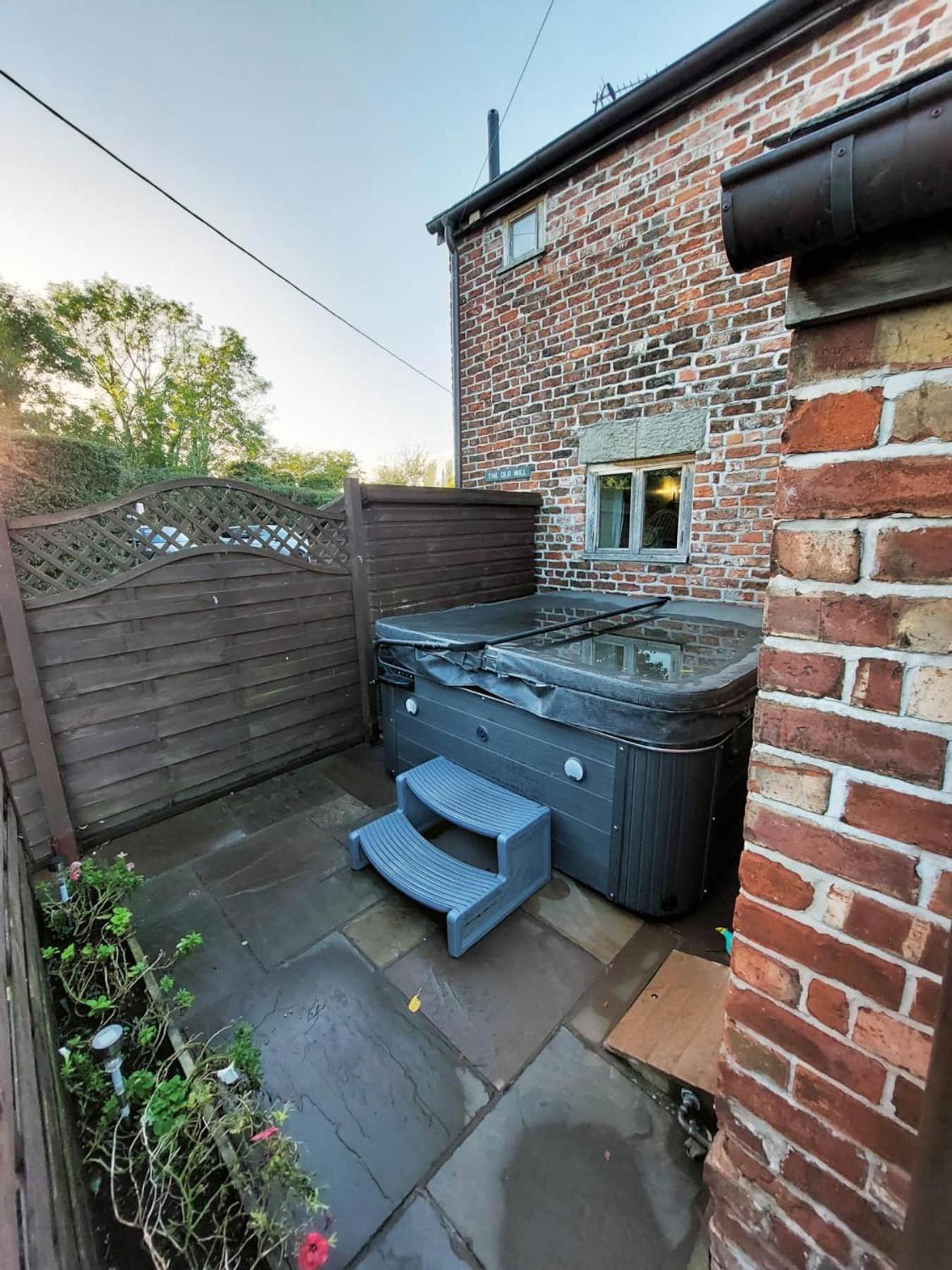 Villa The Old Mill Barn With Hot Tub And Private Use Of Heated Pool Wirral Esterno foto